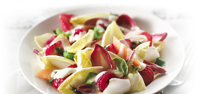 Salade d'été aux endives et aux fruits frais